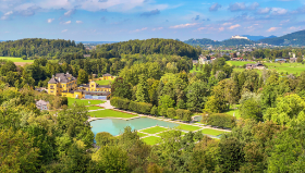 Schloss Hellbrunn mit Salzburg im Hintergrund, Österreich, Copyright 2021 by Dirk Paul