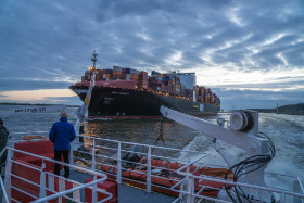 die APL Vanda mit knapp 370m Länge und 51m Breite - Elbe - Copyright by Dirk Paul : 2017, Helgoland