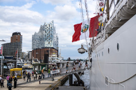 Elphi mit dem peruanischen Segelschulschiff Unión Copyright 2017 by Dirk Paul : Elbphilharmonie, Elphi, Peru, Segelschulschiff Union