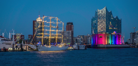 bunte Elphi mit dem peruanischen Segelschulschiff Unión Copyright 2017 by Dirk Paul : CDS, Elbphilharmonie, Elphi, Peru, Regenbogenfarben, Segelschulschiff Union