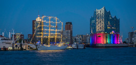 bunte Elphi mit dem peruanischen Segelschulschiff Unión Copyright 2017 by Dirk Paul : CDS, Elbphilharmonie, Elphi, Peru, Regenbogenfarben, Segelschulschiff Union