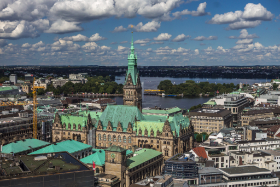 Das Rathaus von der St. Nicolai Kirche Copyright 2017 by Dirk Paul