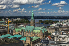 Das Rathaus von der St. Nicolai Kirche Copyright 2017 by Dirk Paul